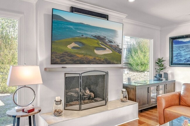 Building Photo - Perfect Location! 10-minute walk to the Oc...