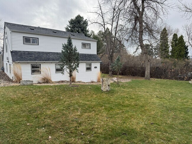 Building Photo - Gorgeous 4-Bedroom Home with Expansive Landscaped Yard & Off-Street Parking – Fully Furnished!