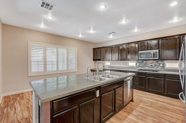 Building Photo - 10588 Isola Bella St