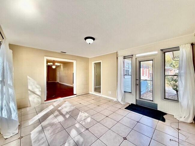 Building Photo - 301 N Washington Ave