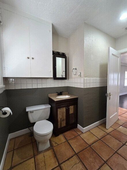 Building Photo - 504 Holmsley Ave