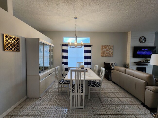 Building Photo - Beautifully Furnished Seagate Home on the ...