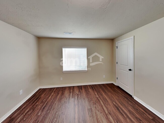 Building Photo - 1604 Shadow Dr