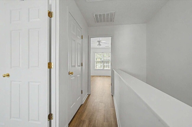 Building Photo - Townhome in Desirable Hedingham Community
