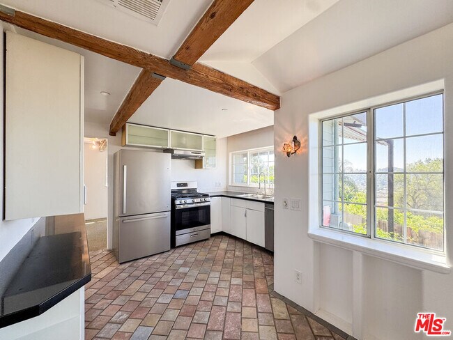 Building Photo - 3050 Knob Dr