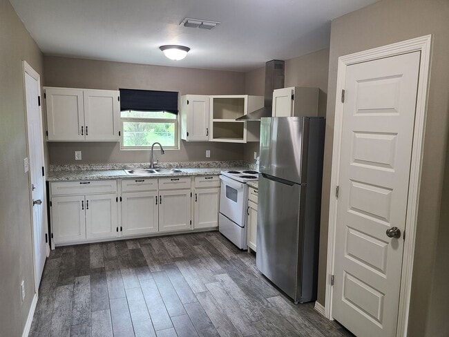 Building Photo - Quaint 3Bed/2Bath With a HUGE YARD!!