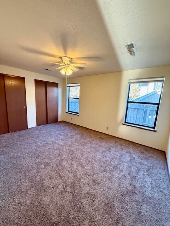 Building Photo - Lovely NE 3 Bedroom Home w/Large Yard & Mowing Included!