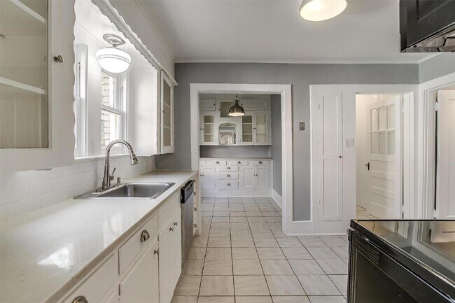 Building Photo - Charming 3 Bedroom Home in Desired TCU Neighborhood