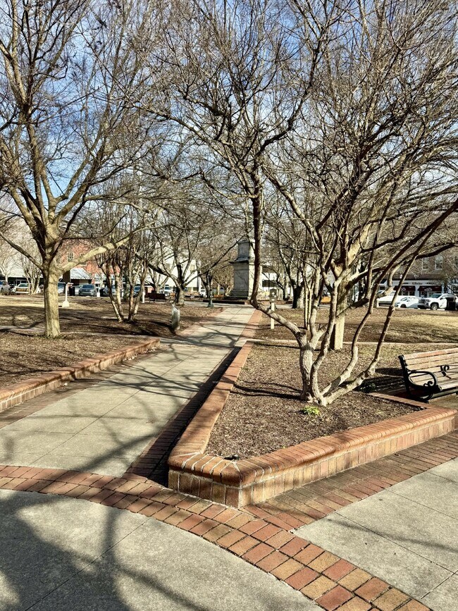 Building Photo - Like New 5 Bedroom Home with Community Amenities