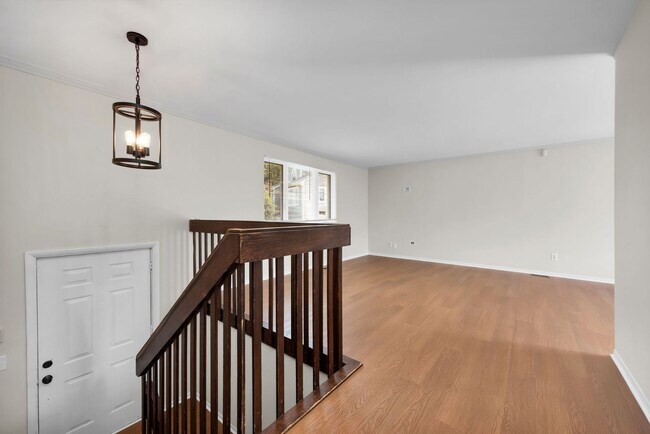 Building Photo - 2700 Queenswood Dr