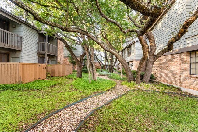 Building Photo - 7122 Wood Hollow Dr
