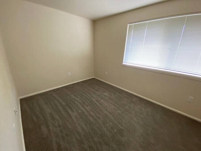 Building Photo - Remodeled 2 Bed 1.5 bath Springfield apartment