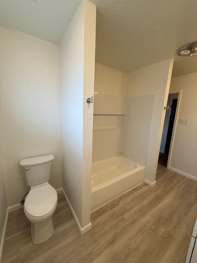 Building Photo - Newly Remodeled Big and Spacious 5 Bed Home! Huge Back Yard!