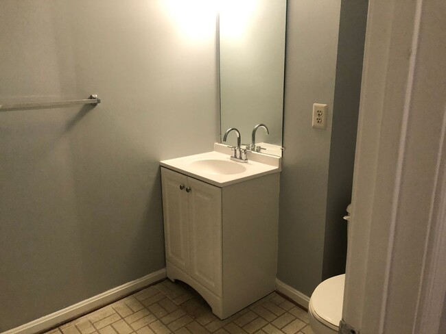 Building Photo - Updated Townhome Close to METRO