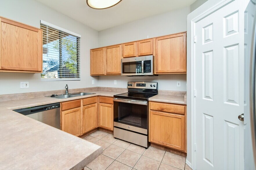 Building Photo - 8757 E Chimney Spring Dr