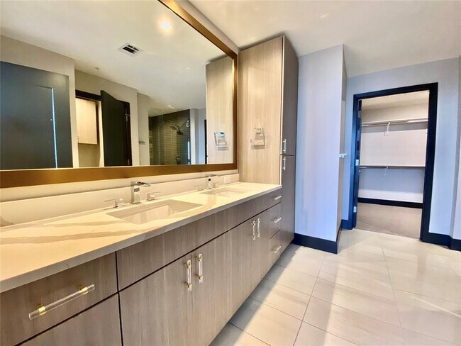 Building Photo - 1402 Elm St