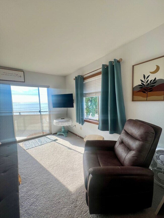 Building Photo - 2Bd 2Ba Waterfront Mariners Cove Condo in ...