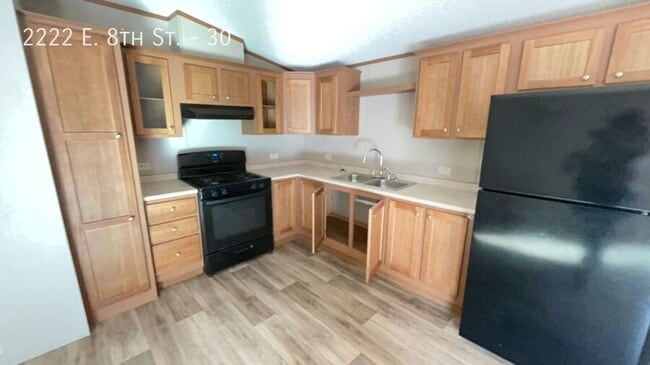 Building Photo - 2222 E 8th St