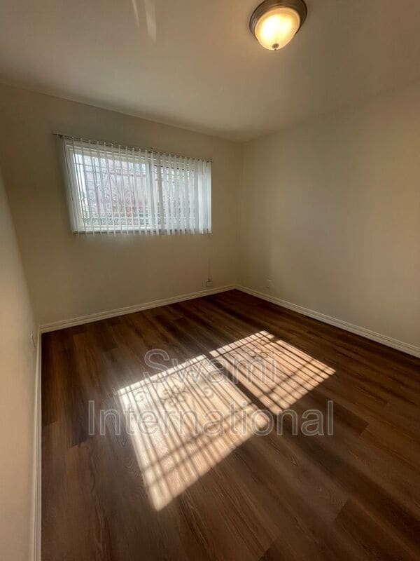 Building Photo - 724 W 80th St
