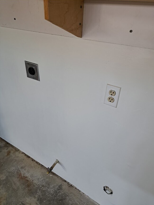 Gas and electric hook-up for dryer - 37727 Maureen St