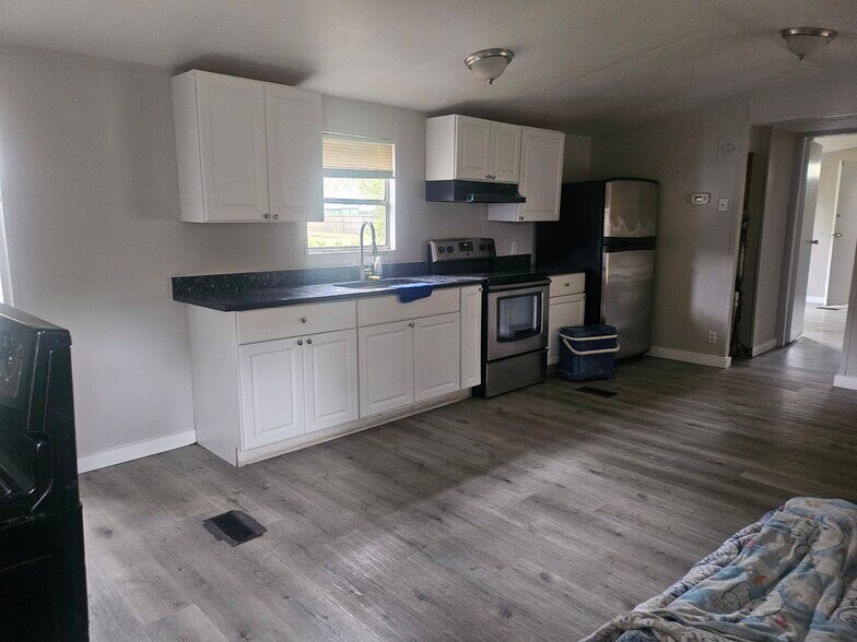 Building Photo - 8405 Vining St