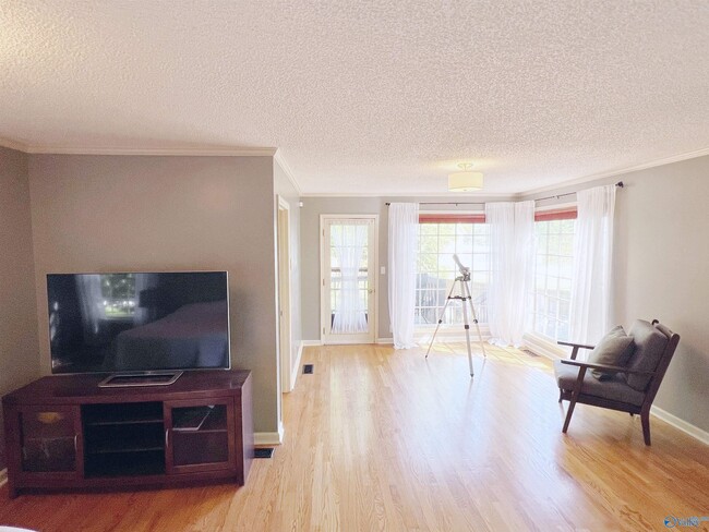 Building Photo - 204 Roy Dr