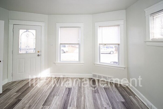 Building Photo - Beautifully renovated 2 bedroom downstairs...