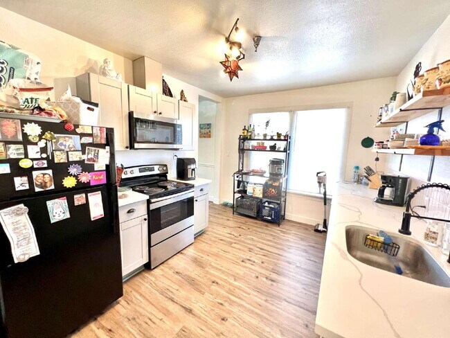 Building Photo - Corner Unit in the Heart of the Tacoma Art District!