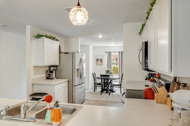 Building Photo - Bright & Spacious 3 Bedroom, 2 Bathroom Home with 2-Car Garage