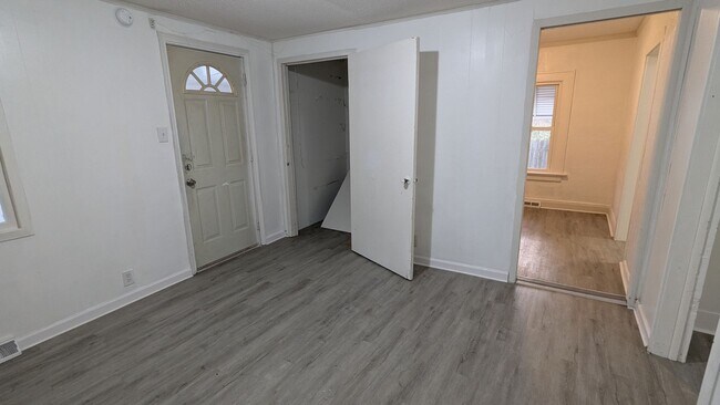 Building Photo - Charming 5-bedroom home located in the heart of Akron