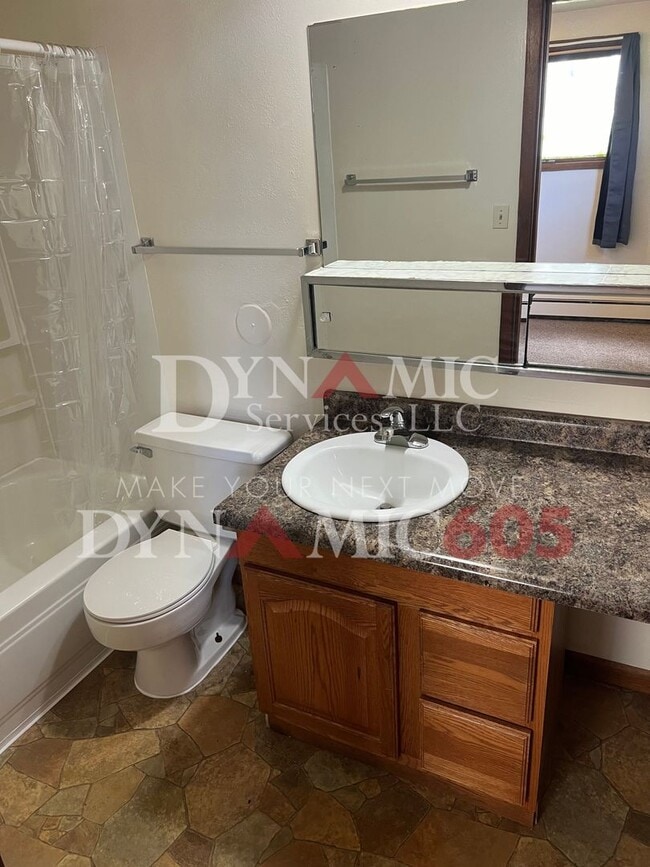Building Photo - 1 Bedroom, 1 Bathroom Garden Level Apartme...