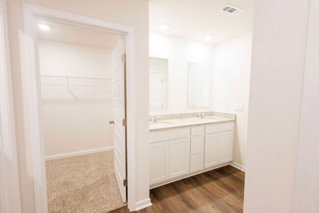 Building Photo - MOVE IN SPECIAL-Beautiful home available for rent