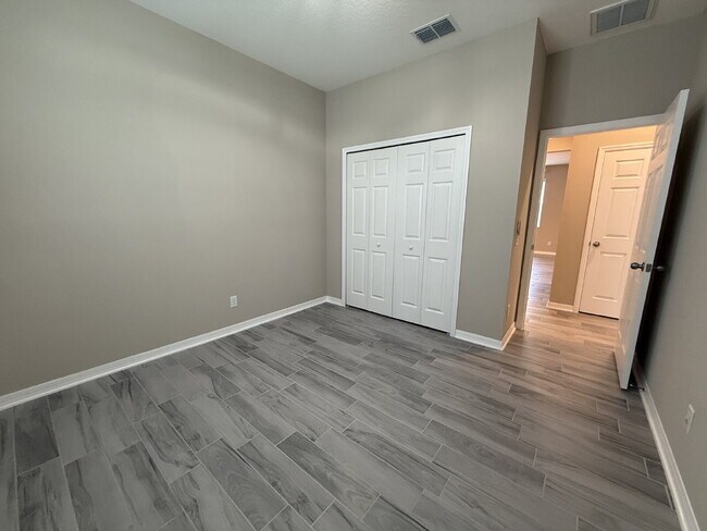 Building Photo - "Charming 3-Bed Oasis with 2 Full Baths in...