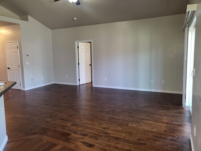 Building Photo - 3 bed 2 bath Home for Rent in Grants Pass