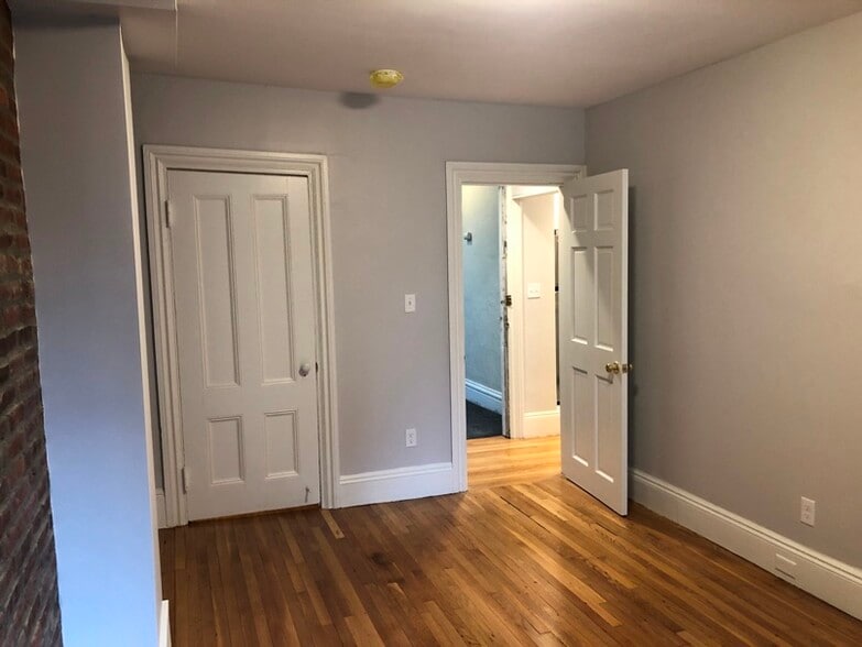 Building Photo - 170 Newbury St