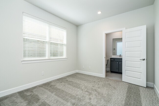 Building Photo - 3028 Charline