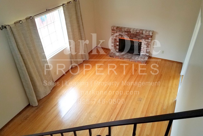 Building Photo - Beautiful 4-Bedroom Single Family Home wit...