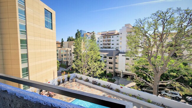 Building Photo - 10982 Roebling Ave