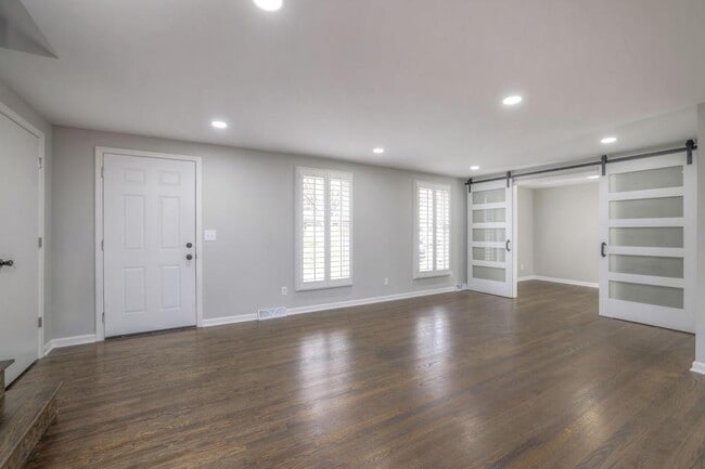 Building Photo - 10530 W 92nd Pl