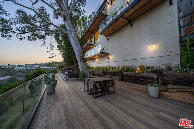 Building Photo - 8800 Hollywood Blvd