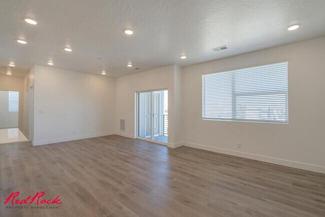 Building Photo - Pet Friendly 2 Bedroom Condo in Desert Color!