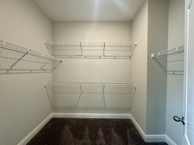 Building Photo - ***HALF OFF FIRST MONTH'S RENT FOR LEASE S...