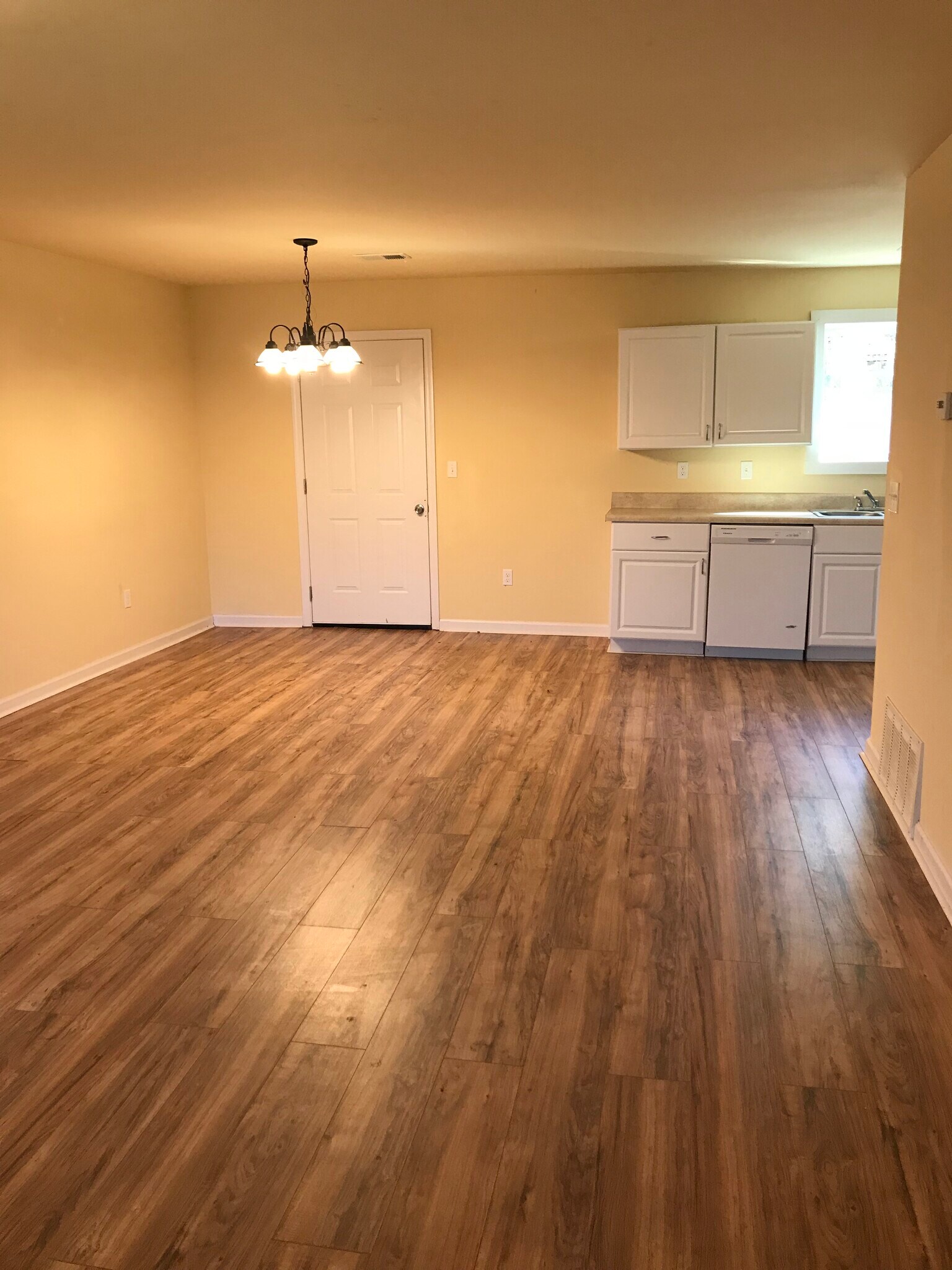 Building Photo - 2588 wren cir