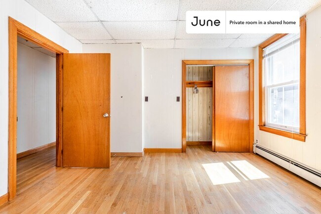 Building Photo - Private bedroom in 5 bed/1 bath Home