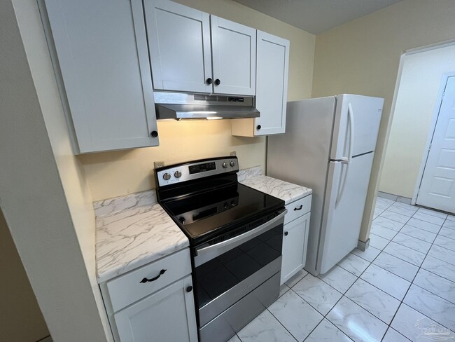 Building Photo - 3220 Redwood Ln