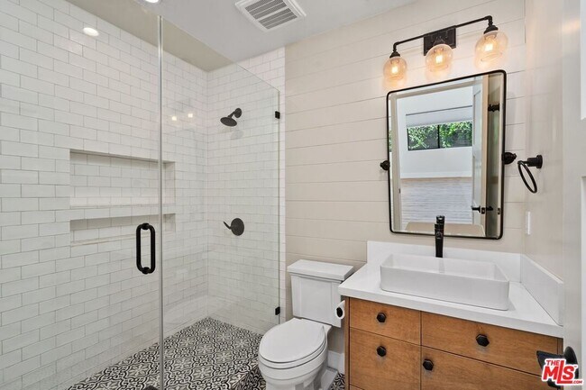 Building Photo - 5922 Oakdale Ave