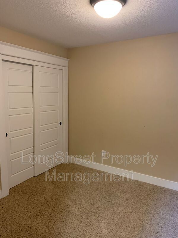 Building Photo - 532 NE Sumner St