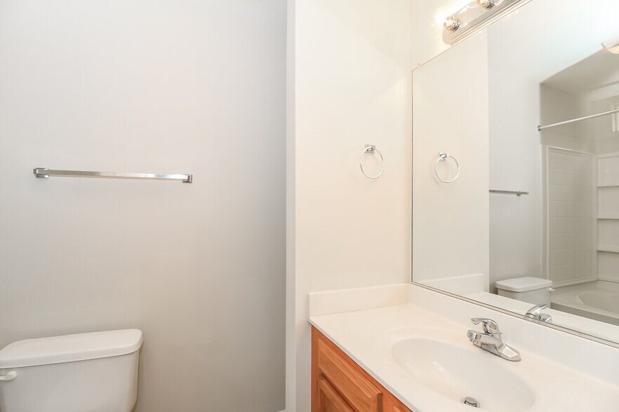 Building Photo - 3720 Cheshire Woods Dr