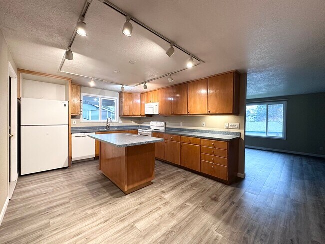 Building Photo - Single Family Home in Beaverton, OR 6 Beds 3 Baths w/ Double Car Garage!