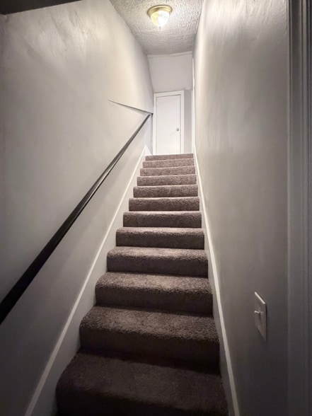 Building Photo - 205 Alesa Dr